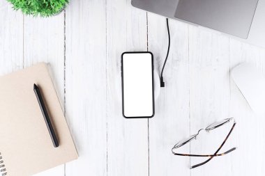 telefon beyaz boş ekran kablosuz şarj üstten görünüm