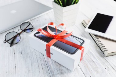 iPhone hediye kutusunda tablo perspektif açısı Xr