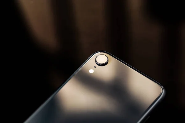 Close-up van de achterkant van de nieuwe smartphone — Stockfoto