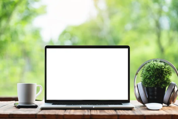 Computador portátil mostrando moldura branca manhã natureza fundo — Fotografia de Stock