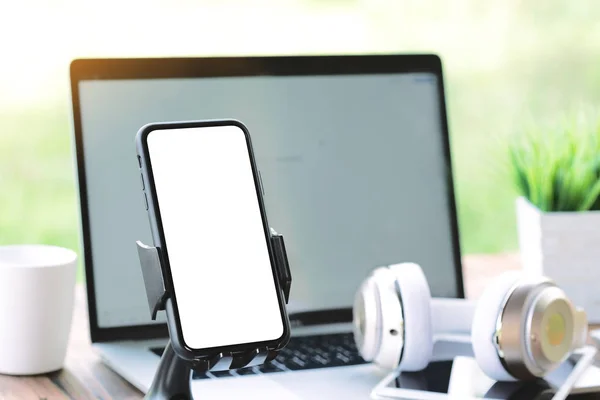 Телефон на тримачі, що показує порожній екран — стокове фото