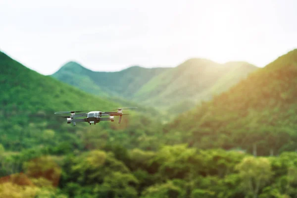 Drone voando sobre a natureza ao pôr do sol — Fotografia de Stock