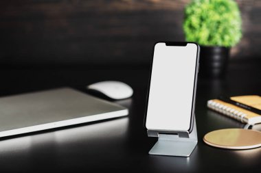 tutucudaki telefon beyaz ekran çalışma alanı arka planını gösterir