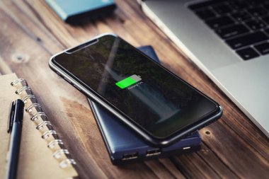 harici kablosuz şarj cihazı ile şarj siyah akıllı telefon