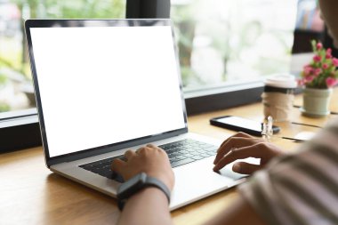 Kahve dükkanında kullanılan dizüstü bilgisayarı çalıştır