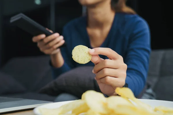 Närbild Hand Hålla Mellanmål Titta Vardagsrummet — Stockfoto