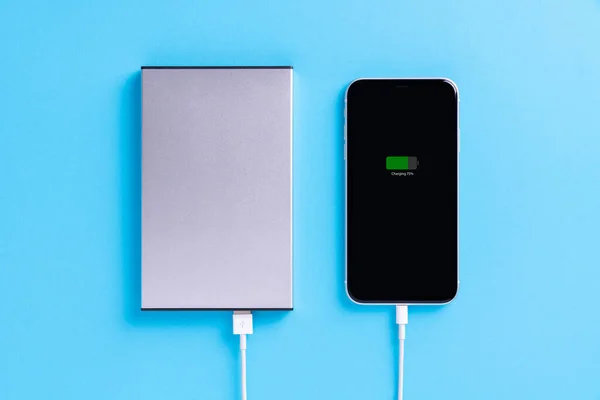 Charge Téléphone Avec Alimentation Externe Sur Fond Bleu — Photo