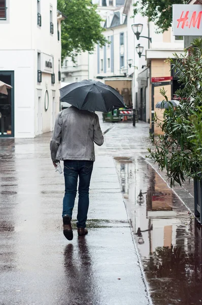Mülhausen Frankreich Mai 2018 Mann Läuft Mit Regenschirm Auf Der — Stockfoto