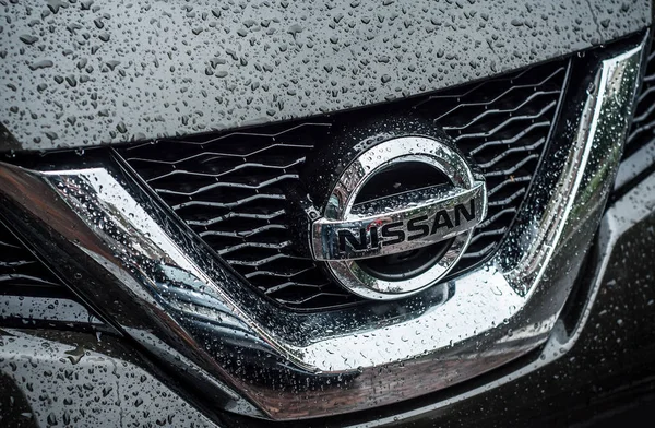 Mulhouse Frankrike Maj 2018 Närbild Regnet Droppar Nissan Logo Svart — Stockfoto