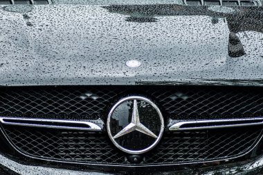 Siyah Mercedes araba açık sokakta park Mulhouse - Fransa - 15 Mayıs 2018 - closeup yağmur damlaları