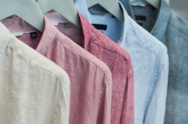  askıları moda renkli gömlek koleksiyonu showroom mağaza