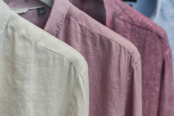 Bunte Hemden Kollektion Auf Kleiderbügeln Showroom Des Modehauses — Stockfoto