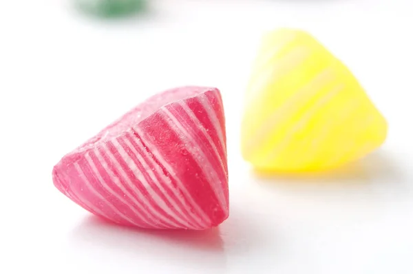 Beyaz Arka Plan Üzerinde Renkli Geleneksel Şekerler Closeup — Stok fotoğraf