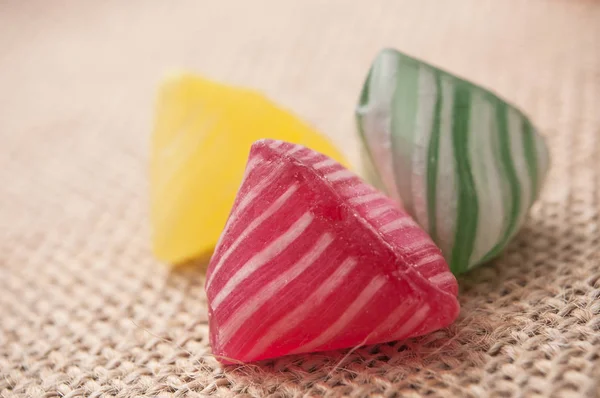 Caramelle Tradizionali Colorate Sfondo Hessian — Foto Stock