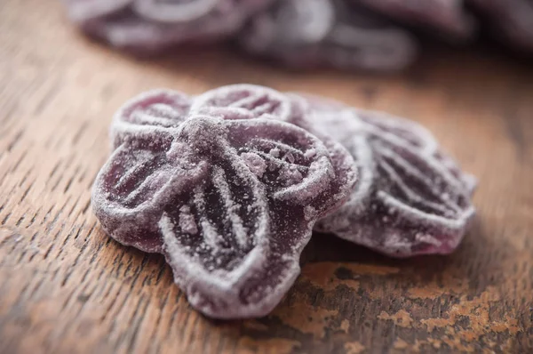 Gros Plan Bonbons Violets Traditionnels Forme Fleur Sur Fond Bois — Photo