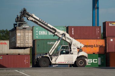 Mulhouse - Fransa - 18 Mayıs 2018 - boşaltma konteynırları limanda sınır Rhine