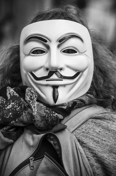 2018年5月19日 街头女子的仇恨面具 这个面具是一个知名的符号为在线黑客组匿名 — 图库照片