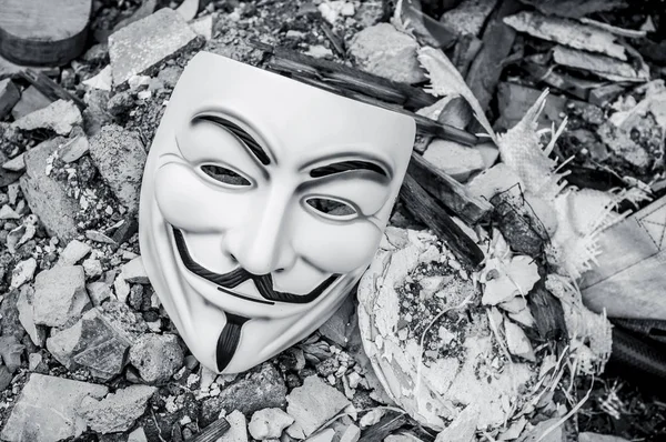2018年5月19日 在废弃的工厂地板上的仇恨面具 这个面具是一个知名的符号为在线黑客组匿名 — 图库照片