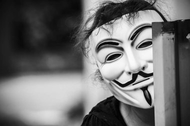 Paris - Fransa - 19 Mayıs 2018 - kadın kan davası maskesi. Bu maske online hacktivist grubu Anonymous için iyi bilinen bir semboldür