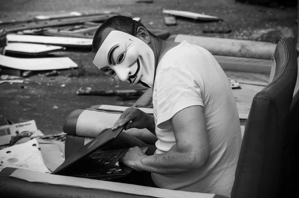 Париж Франція Травня 2018 Портрет Людина Вендета Маску Coumputer Занедбані — стокове фото