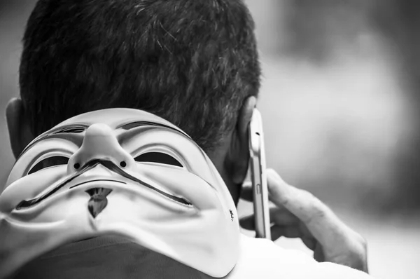 Paris France Mai 2018 Portrait Homme Avec Masque Vendetta Téléphone — Photo