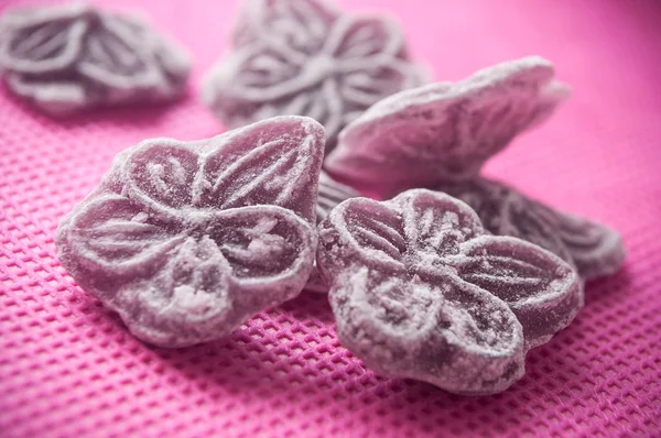 Gros Plan Bonbons Violets Traditionnels Forme Fleur Sur Fond Rose — Photo