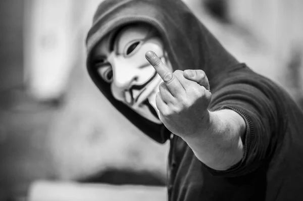 フランス 2018 ヴェンデッタマスクの手で悪いジェスチャーを作る人間の肖像画 このマスクは匿名オンライン政治的ハッカー グループの有名なシンボル — ストック写真