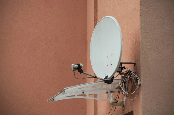 Detailní Satelitní Antena Oranžové Fasády Domů — Stock fotografie