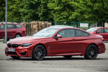 Mulhouse - Fransa - 23 Mayıs 2018 - kırmızı coupe Bmw sokakta park edilmiş. BMW Şu anda otomotiv üreten bir Alman markası Uluslararası şirkettir