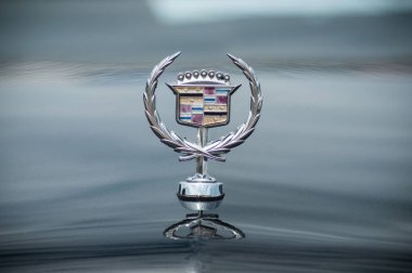 Gerarmer - Fransa -26 2018 - Cadillac logosu sokakta park edilmiş araba ön closeup olabilir