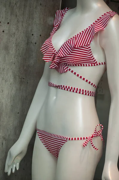 Closeup Červené Plavky Figuríně Módě Ukládat Showroom Pro Ženy — Stock fotografie
