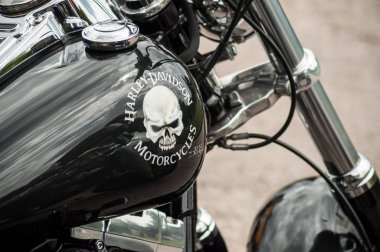 Gerarmer - Fransa -26 2018 - kafatası resim sokakta park edilmiş Harley Davidson motosiklet üzerinde motosiklet tankla closeup olabilir