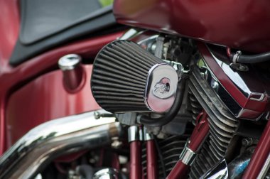 Gerarmer - Fransa -26 2018 - perakende Chrome sokakta park edilmiş kırmızı Harley Davidson motosiklet üzerinde olabilir