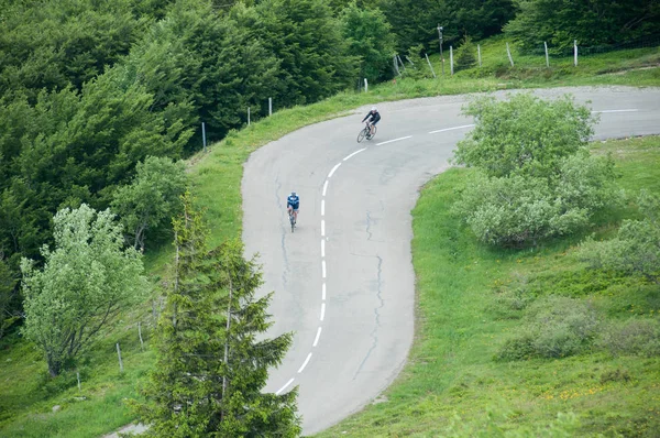 Two Cyclists Beautiful Mountain Laces Road Top Vieuw Grand Ballon — Stock Photo, Image