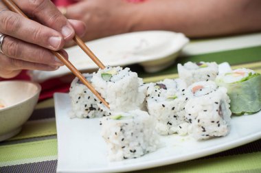 kadın makis ve Çin lokantasında yemek çubukları ile closeup