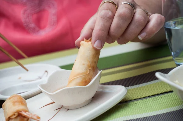 Zbliżenie Kobiety Sajgonki Pałeczki Chińskiej Restauracji — Zdjęcie stockowe