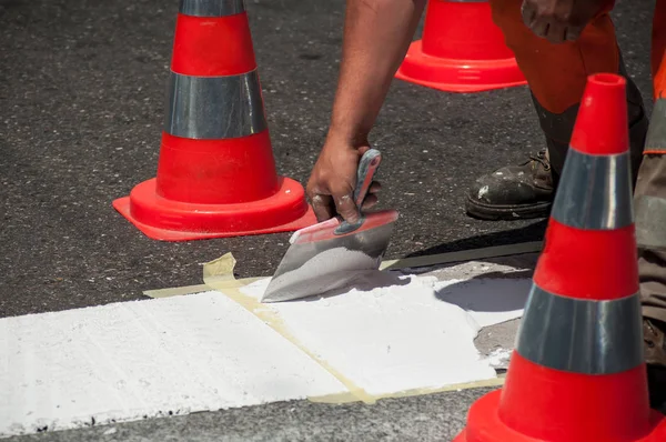 Primer Plano Los Trabajadores Pintando Paso Peatonal Blanco Una Calle — Foto de Stock