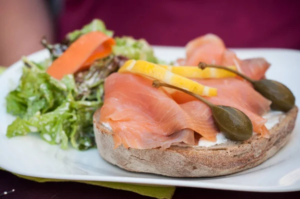 传统沙拉与鲑鱼 柠檬和瓜汁在切片面包特写 — 图库照片