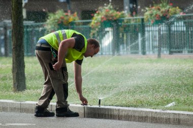 Mulhouse - Fransa - 7 Haziran 2018 - ulaşım şirket çalışan tramvay hattı üzerinde otomatik Sprinkler ayarlama