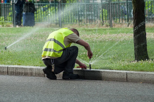 Ulaşım Şirket Çalışan Tramvay Hattı Üzerinde Otomatik Sprinkler Ayarlama — Stok fotoğraf