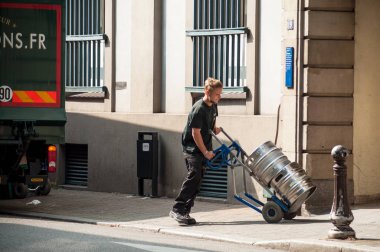 Mulhouse - Fransa - 7 Haziran 2018 - teslimat adam boşaltma ürünler kamyon içme park otel yakınındaki sokakta park edilmiş