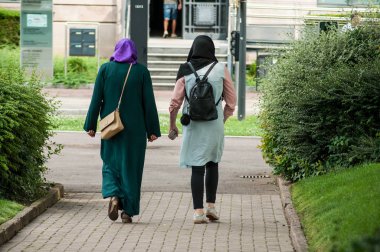 Tren istasyonunun yakınında sokakta yürüyen iki örtülü Müslüman kadın