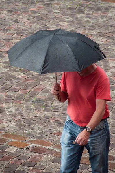Portrét Muže Deštníkem Dláždění Místo Městě — Stock fotografie