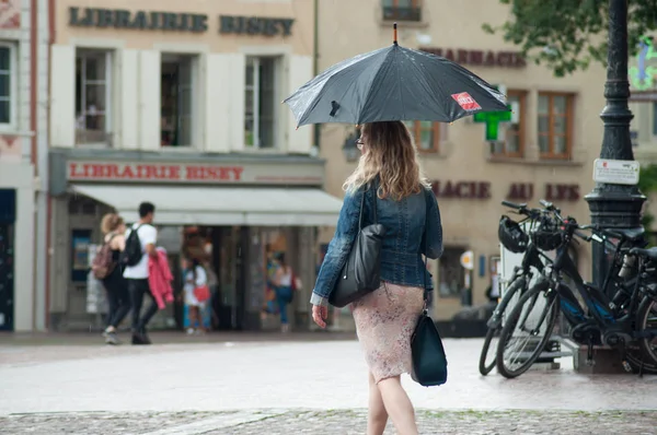 Mulhouse Francie Června 2018 Portrét Ženy Deštníkem Dláždění Místo Městě — Stock fotografie
