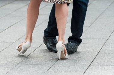 bacaklar sokakta tango dansçıların çiftin closeup