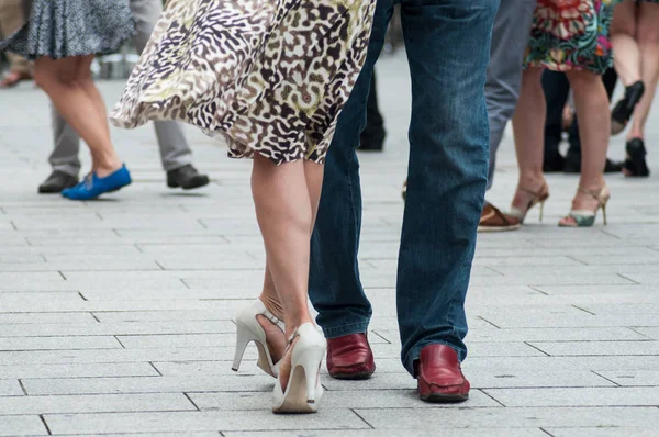 bacaklar sokakta tango dansçıların çiftin closeup