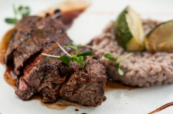 牛肉ステーキと小麦のリゾット レストランで板のクローズ アップ — ストック写真