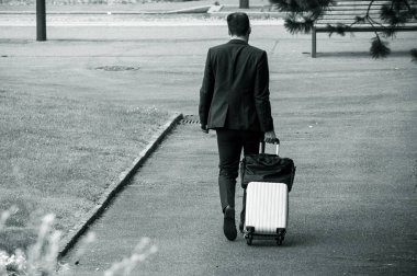 çanta sokakta yürüyen iş adam portresi