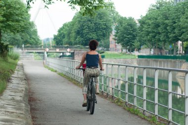 Mulhouse - Fransa - 11 Haziran 2018 - Bisiklet sınır su haddeleme kadın