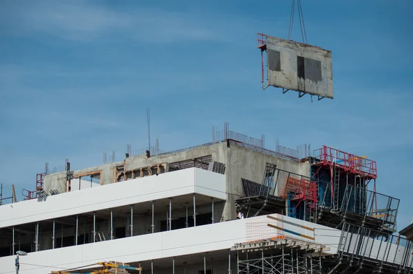 Kran Entfernt Schalungselemente Einem Bau Befindlichen Gebäude — Stockfoto